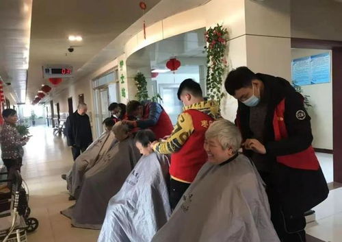 棗莊美容美發(fā)協(xié)會(huì)走進(jìn)誠(chéng)德骨科醫(yī)院為老人免費(fèi)理發(fā)